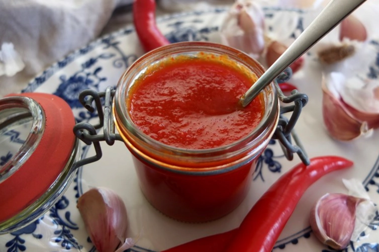 Homemade Sriracha Sauce Recipe: Spicy, Tangy & Better Than Store-Bought